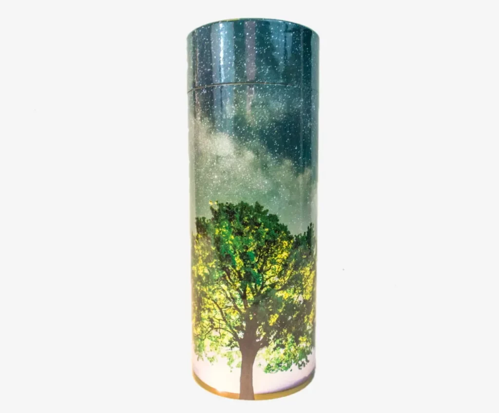 Urne funéraire cylindrique avec motif d'arbre de vie et ciel étoilé.