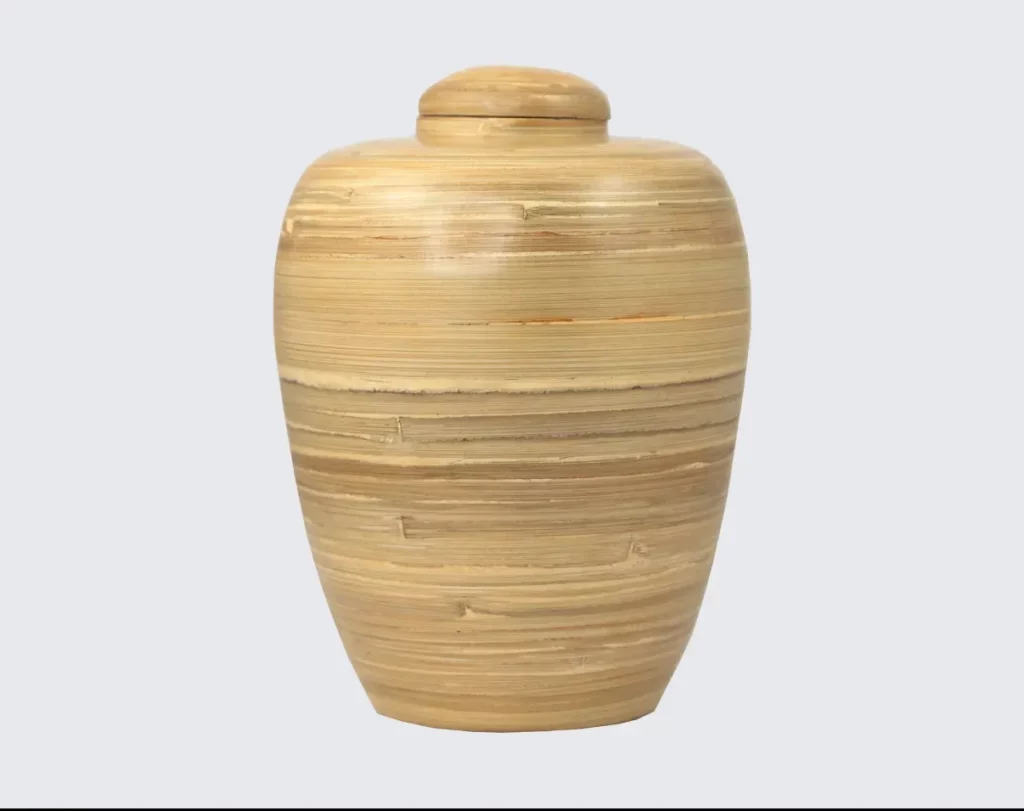 Urne cinéraire écologique en bambou naturel au design épuré.