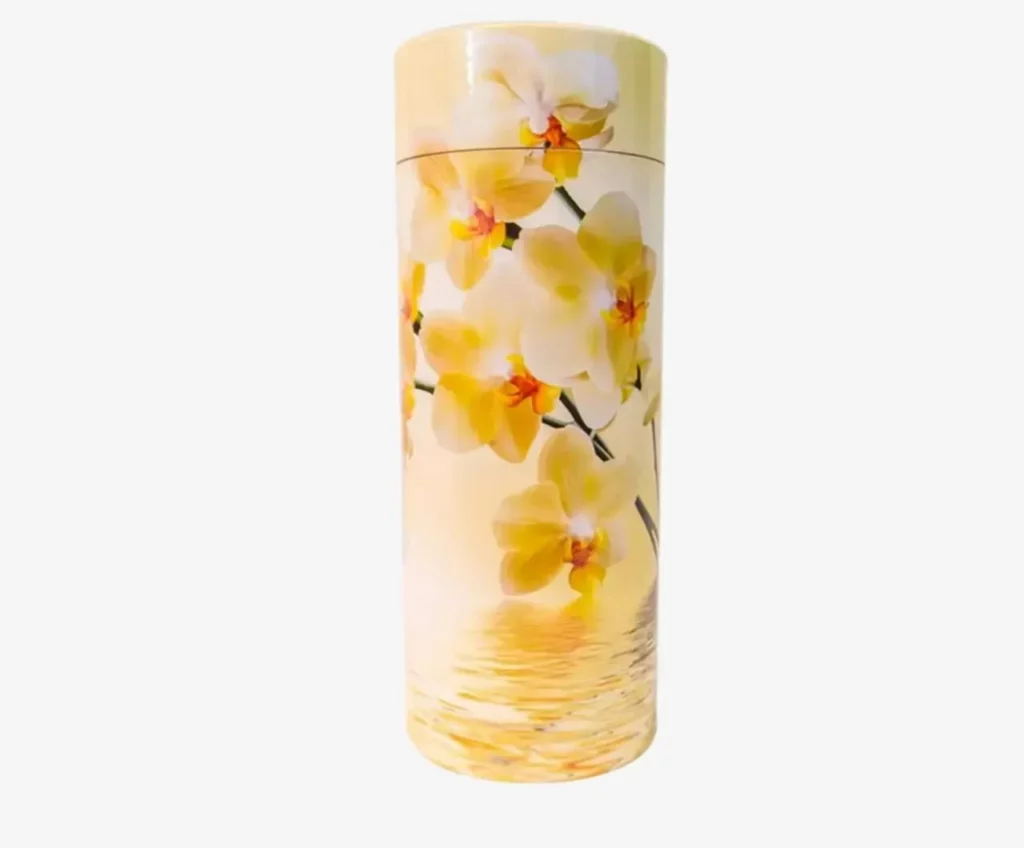 Urne funéraire cylindrique décorée d'un motif d'orchidées jaunes.