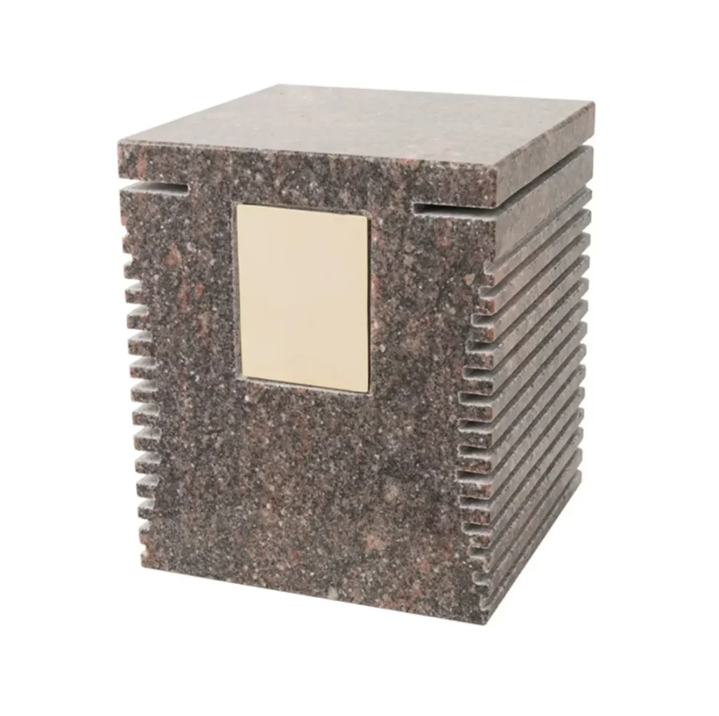 Urne funéraire rectangulaire en granite rose avec plaque commémorative.