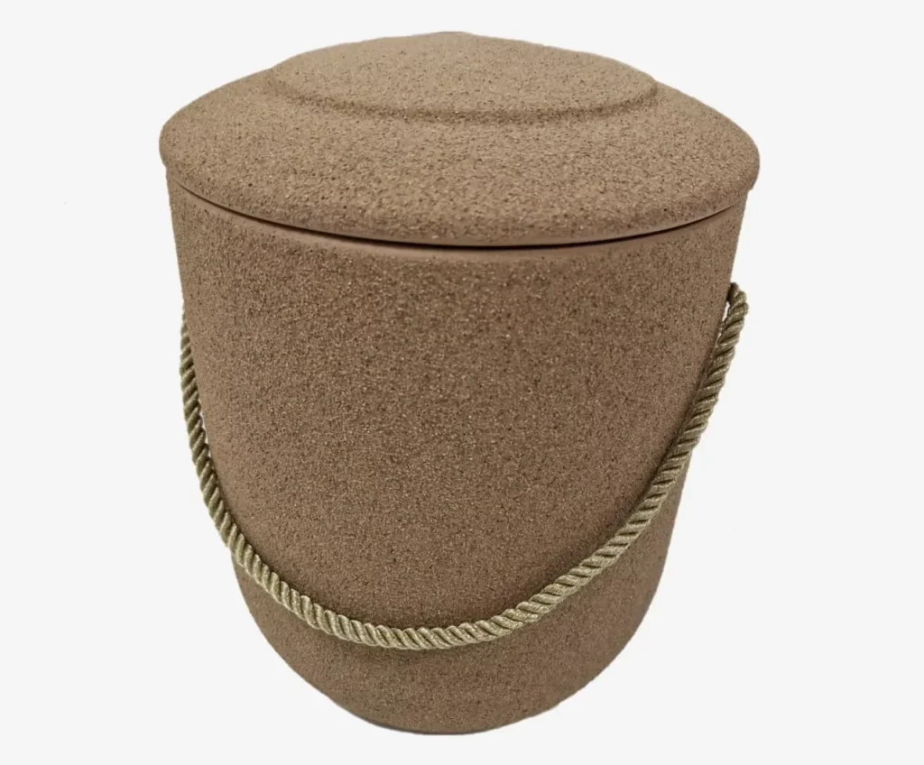 Urne funéraire écologique en terre cuite beige avec cordelette.